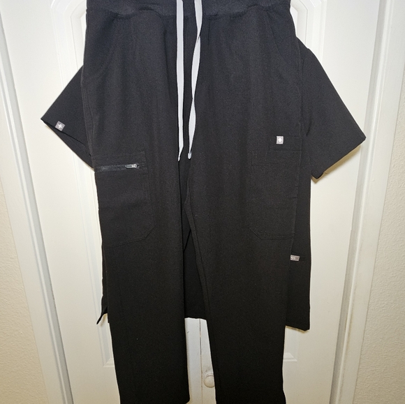 NWOT Figs Scrub Set in black - Picture 3 of 4